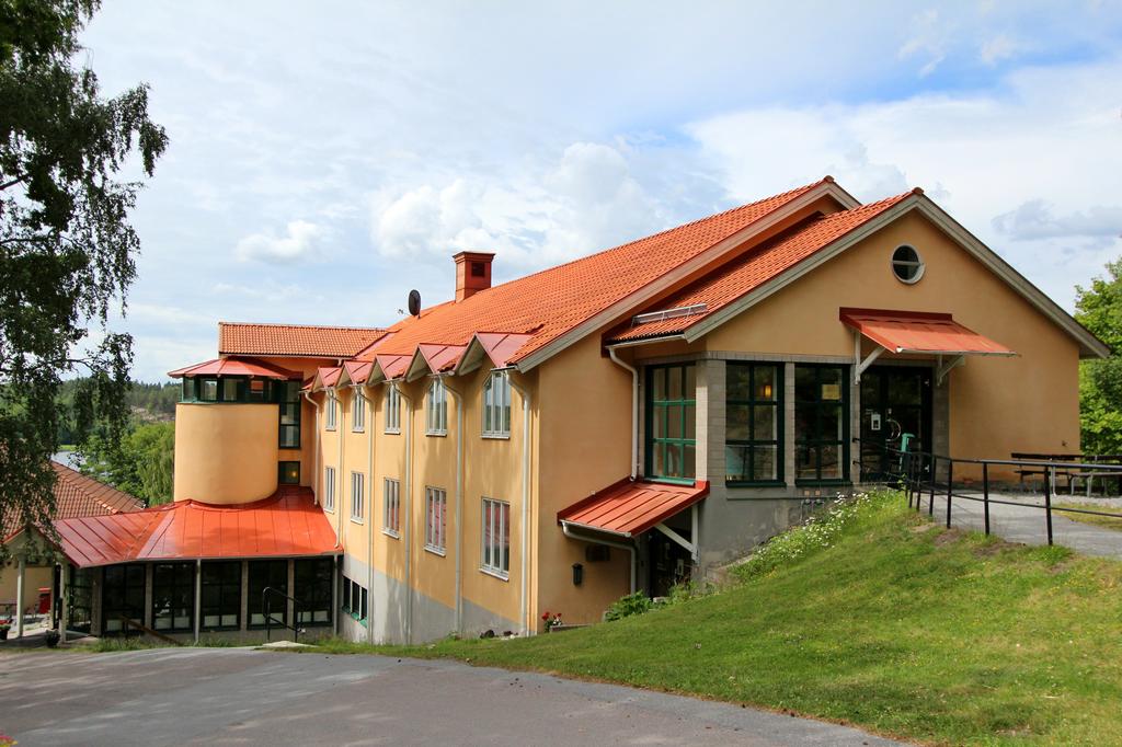 Sigtuna Vandrarhem, en byggnad i gult med rött tak