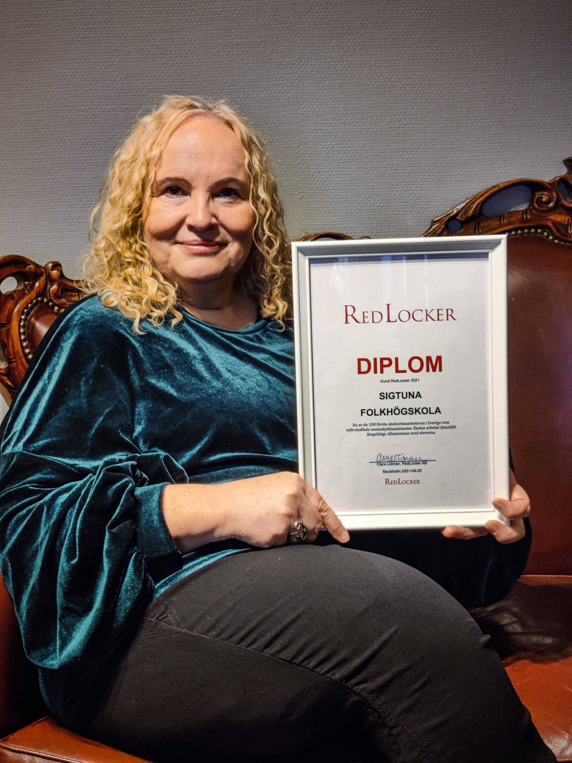 Rektor Catarina Lindskog med RedLocker-diplomet