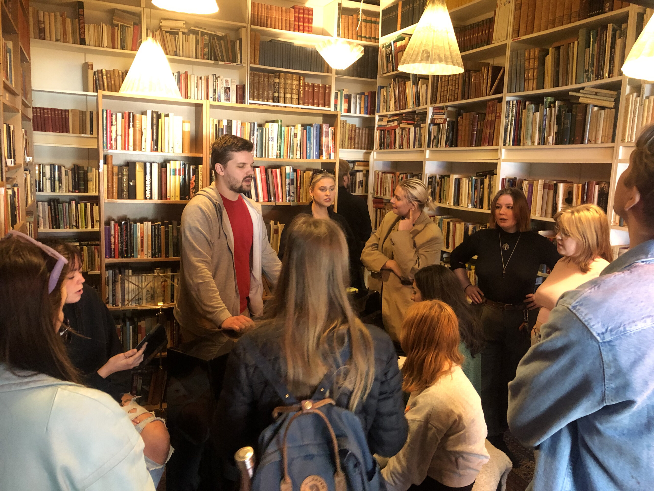 Manusutbildningen på Sigtuna folkhögskola, Diskussion i bibliotek
